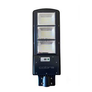 Соларна улична лампа Cobra 900W, монтирана на стълб в двора.