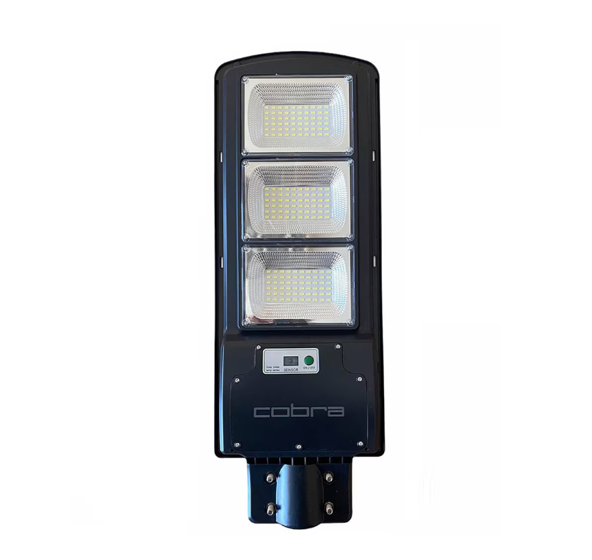 Соларна Улична Лампа 900W Cobra | Автономен Комплект 3 бр. АВТО Соларна улична лампа Cobra 900W, монтирана на стълб в двора.