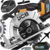 Акумулаторен ръчен циркуляр JCB 18V с диск 165 мм, поставен върху дървена плоскост.