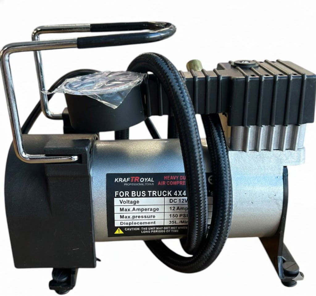 Компресор за Гуми 12V | 150W, с Манометър и Адаптери АВТО Компресор 12V в действие при надуване на автомобилна гума, с показан манометър.