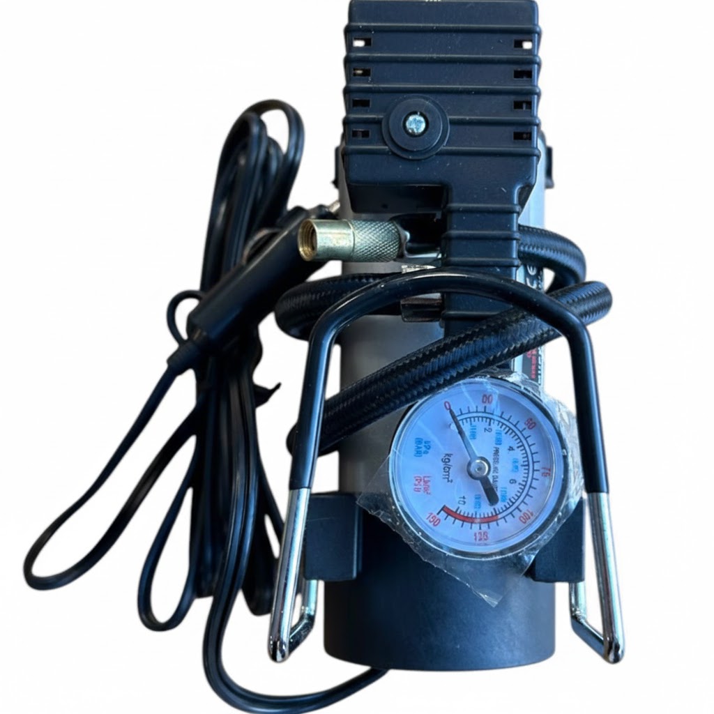 Компресор за Гуми 12V | 150W, с Манометър и Адаптери АВТО Компресорът с всички адаптери и аксесоарите от комплекта.