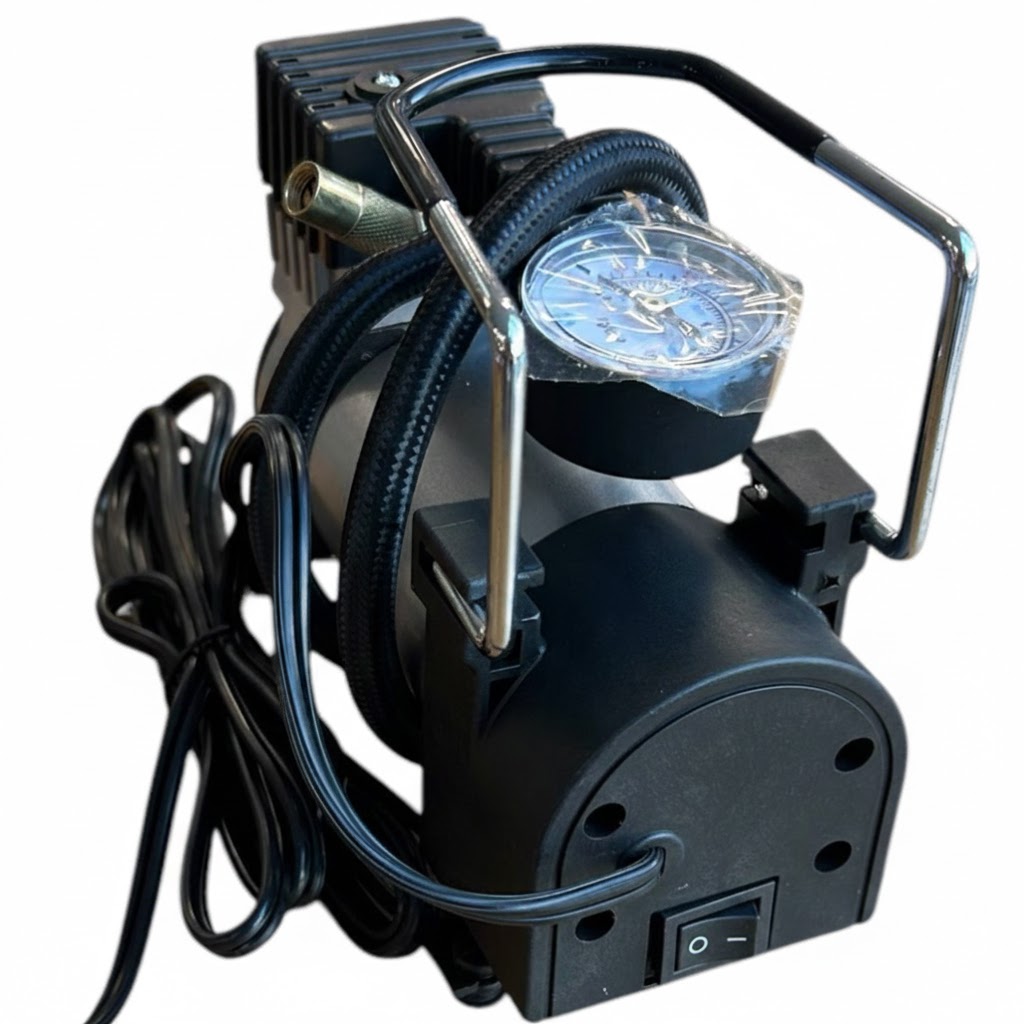 Компресор за Гуми 12V | 150W, с Манометър и Адаптери АВТО Компресорът с всички адаптери и аксесоарите от комплекта.