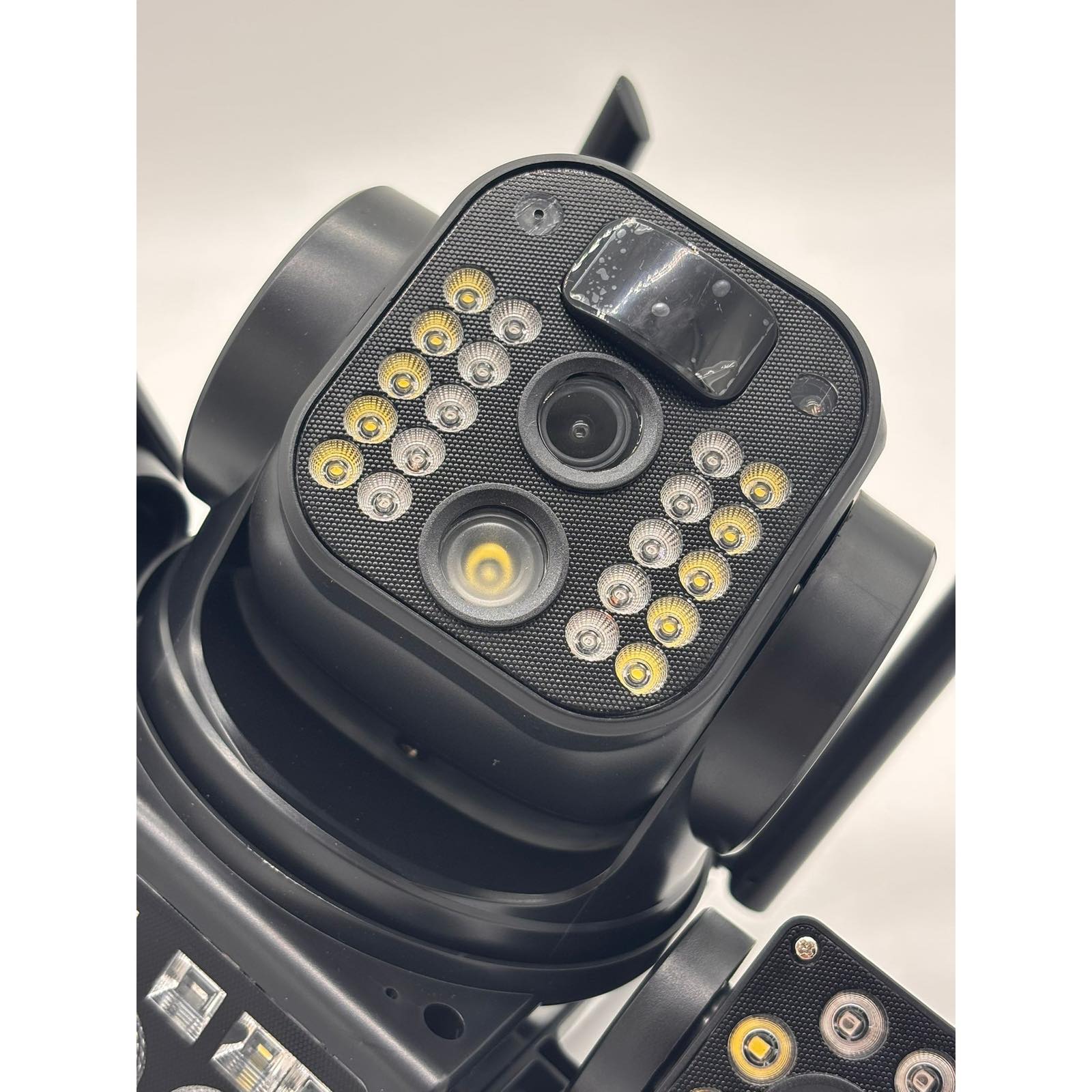 Соларна Камера Sunvision 16MP, 3 обектива | Безжична ВИДЕОНАБЛЮДЕНИЕ Близък план на тройните обективи и соларния панел на камерата Sunvision.