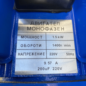 Комплектът с ножове, решетки и фунии за колбаси.