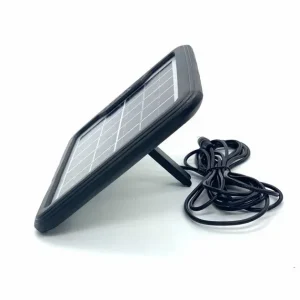 Детайлен изглед на акумулатора и USB порта за зареждане.