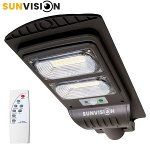 Соларна улична лампа SUNVISION 900W монтирана на стълб през нощта.