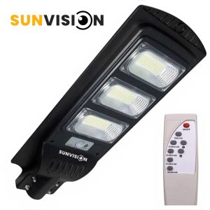 Соларна улична лампа SUNVISION 1350W монтирана на стълб през нощта.