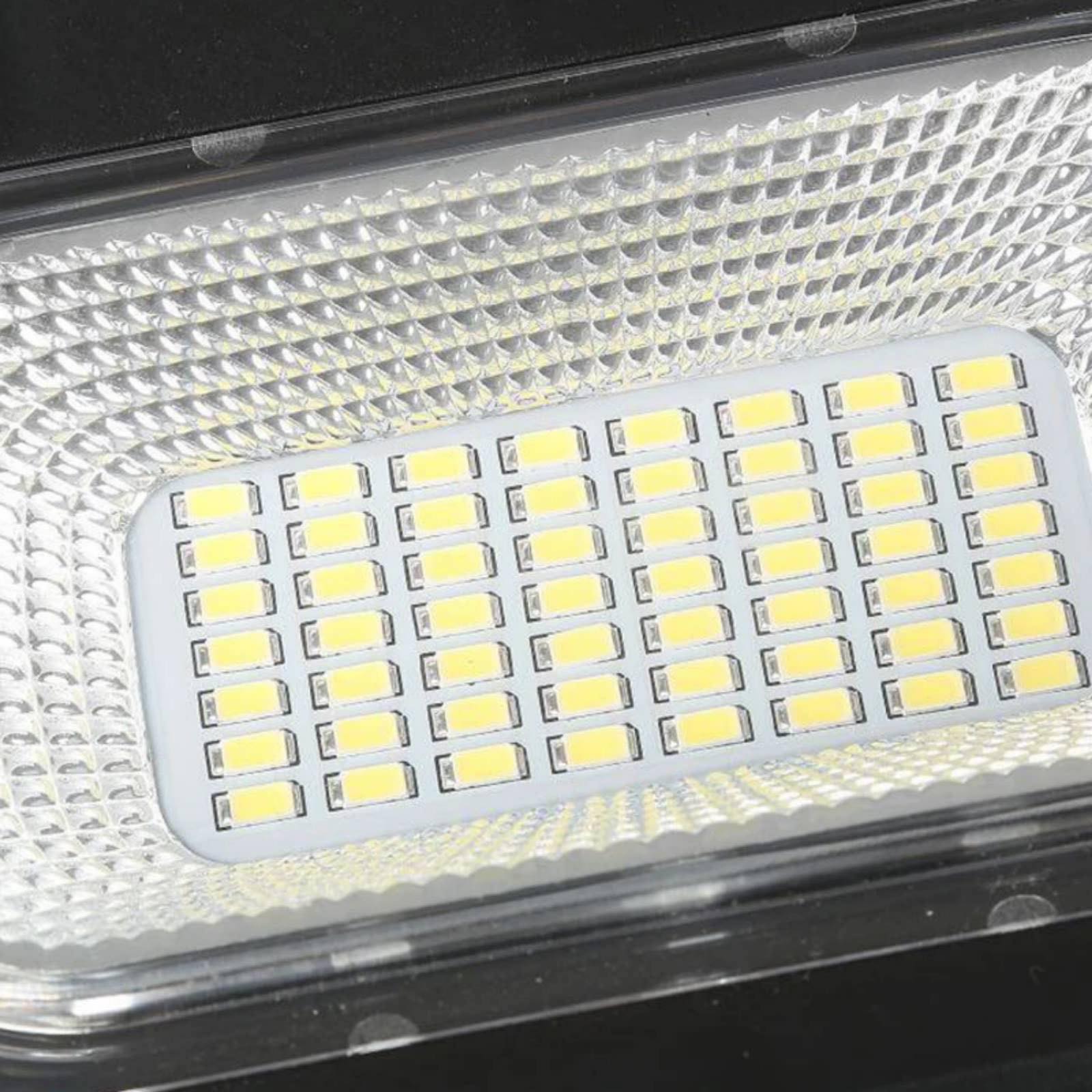 Соларни Лампи SUNVISION 1800W | 3 Броя, IP65, Сензор ДОМ И ГРАДИНА Детайлен изглед на лампата със слънчевия панел и COB LED светлина.