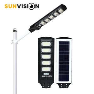 Соларна улична лампа SUNVISION 2200W монтирана на стълб през нощта.