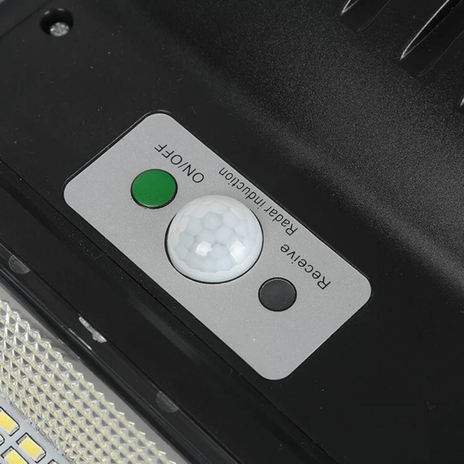 Соларни Улични Лампи SUNVISION 2200W | 3 Броя, IP65 ДОМ И ГРАДИНА Детайлен изглед на лампата със слънчевия панел и COB LED светлина.
