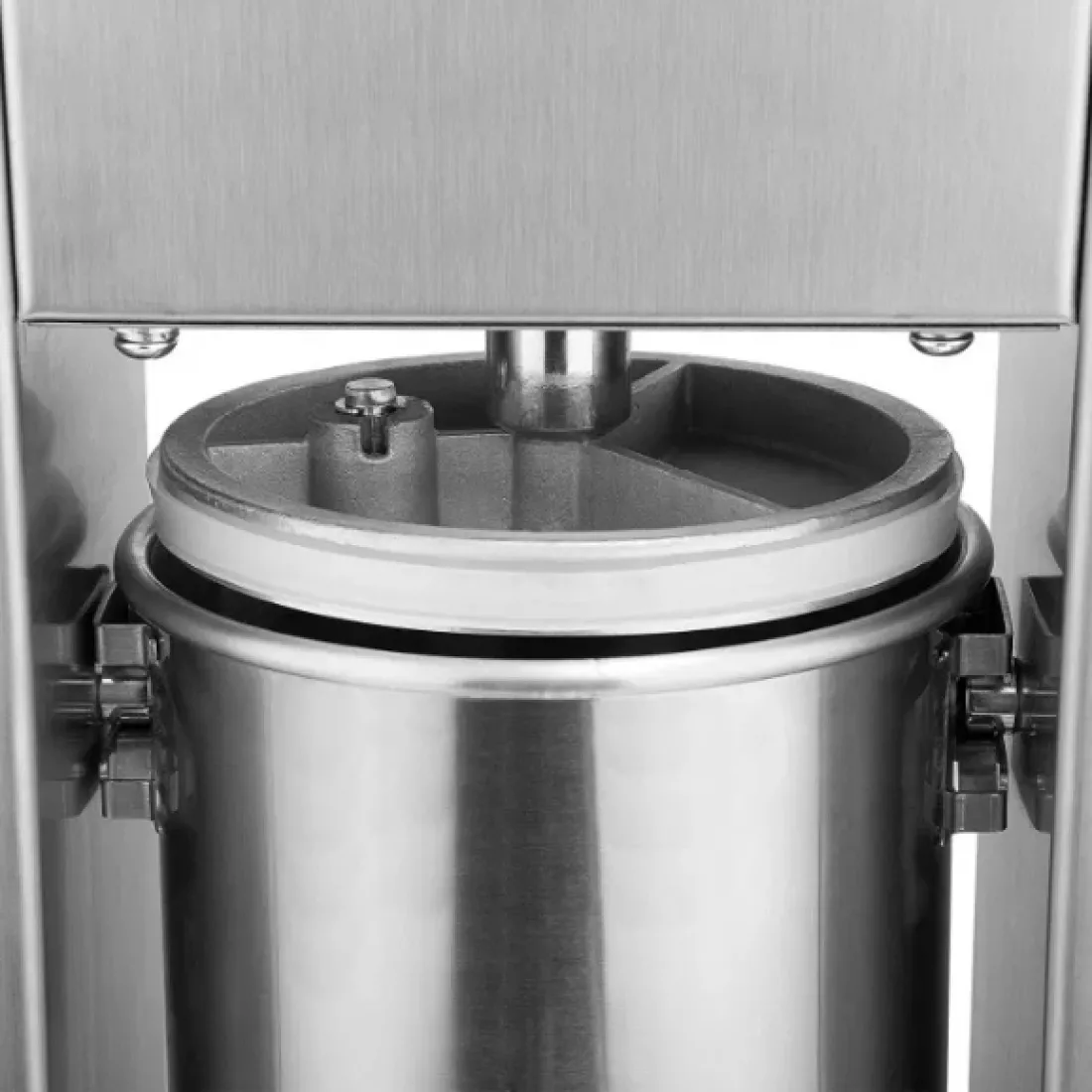 Пълначка за Месо STAHLMAYER 5L | 4 Фунии, 2 Скорости МЕСОМЕЛАЧКИ И ПЪЛНАЧКИ Детайлен изглед на фуниите и механизма за пълнене.