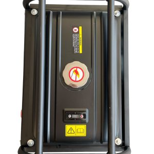 Генератор KRAFTMASTER HHY7000FE с дистанционното управление до него.