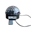 Музикална диско топка Bluetooth със светлинни ефекти въртящи се в тъмна стая.