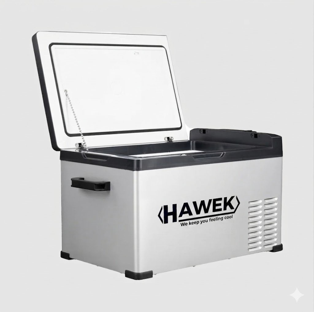 Портативен хладилник HAWEK 30L | 12V/24V/220V ДОМ И ГРАДИНА Хладилник 30L с капацитет, показан в каравана с изглед към природата.