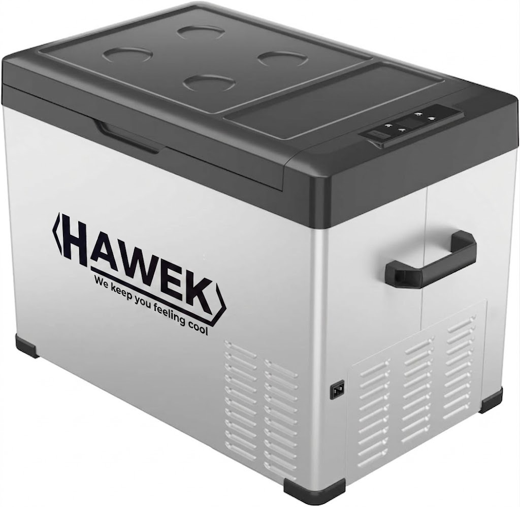 Портативен хладилник HAWEK 40L | 12V/24V/220V ДОМ И ГРАДИНА Хладилник 40L с капацитет, показан в каравана с изглед към природата.