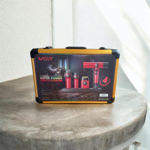 Машинка V-001 с LED дисплей, тример, самобръсначка и сешоар, подредени в куфар.