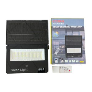 Соларна лампа COBA CB-LD180 със 126 LED диода, монтирана на стена и осветяваща двор през нощта.