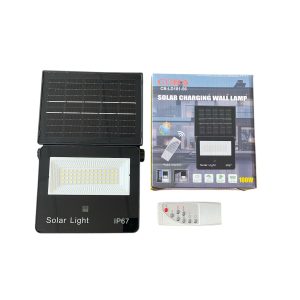 Соларна стенна лампа CB-LD181-56 с 56 SMD LED, монтирана на фасада и осветяваща двор през нощта.