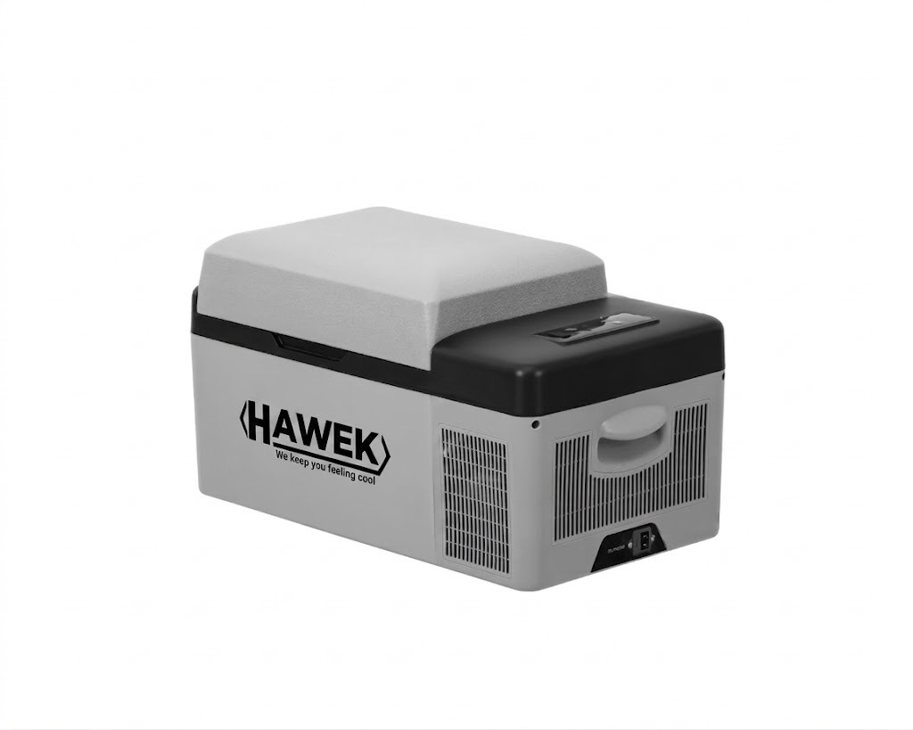 Портативен хладилник HAWEK 20L | 12V/24V/220V ДОМ И ГРАДИНА Хладилник 20L с компактен дизайн, показан в автомобил.