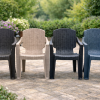 GOLF стол с rattan дизайн, поставен в модерна градина.