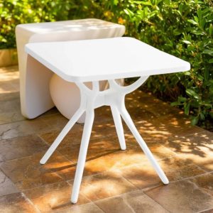 Маса HIMALAYA | 70×70×70 см, полипропилен, UV устойчива ГРАДИНСКИ МЕБЕЛИ Пластмасова маса 70×70×70 см, показана на тераса със стабилна конструкция.