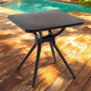 Маса HIMALAYA | 70×70×70 см, полипропилен, UV устойчива ГРАДИНСКИ МЕБЕЛИ Пластмасова маса 70×70×70 см, показана на тераса със стабилна конструкция.