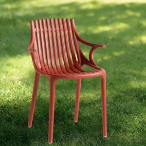 Стол MONAKO | 100% полипропилен, 82×46×41 см, 5.5 кг ГРАДИНСКИ МЕБЕЛИ Подредени столове MONAKO един върху друг, показващи стакване.