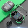Безжични слушалки KLGO HK-90BL с кутия за зареждане, поставени до смартфон.