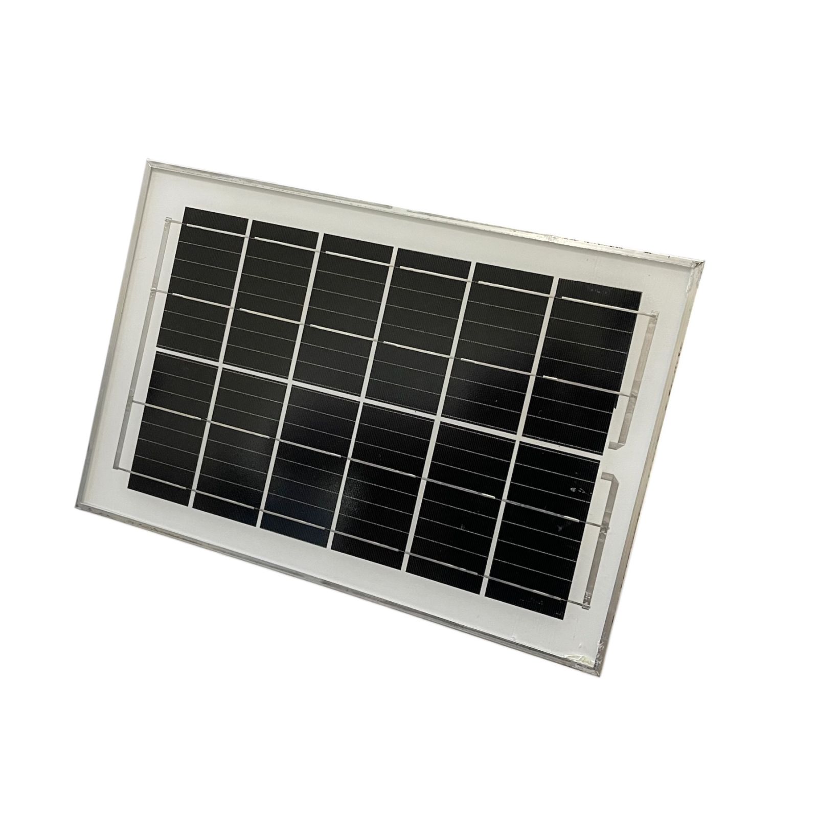 Соларна LED лампа XG-T50 | 200W, PIR сензор, 180°, IP67 ДОМ И ГРАДИНА Соларната лампа с две регулируеми LED тела и соларен панел, показана в двор.