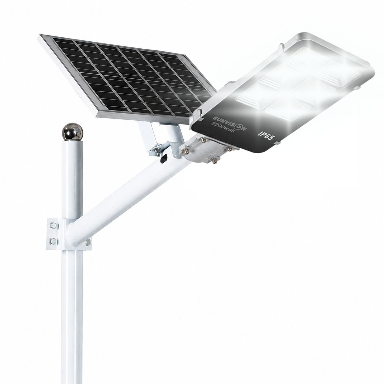 Улична соларна лампа SUNVISION | 2200W, 50000 mAh, IP65 ДОМ И ГРАДИНА Лампата с дистанционно управление, монтирана на стойка в двор.