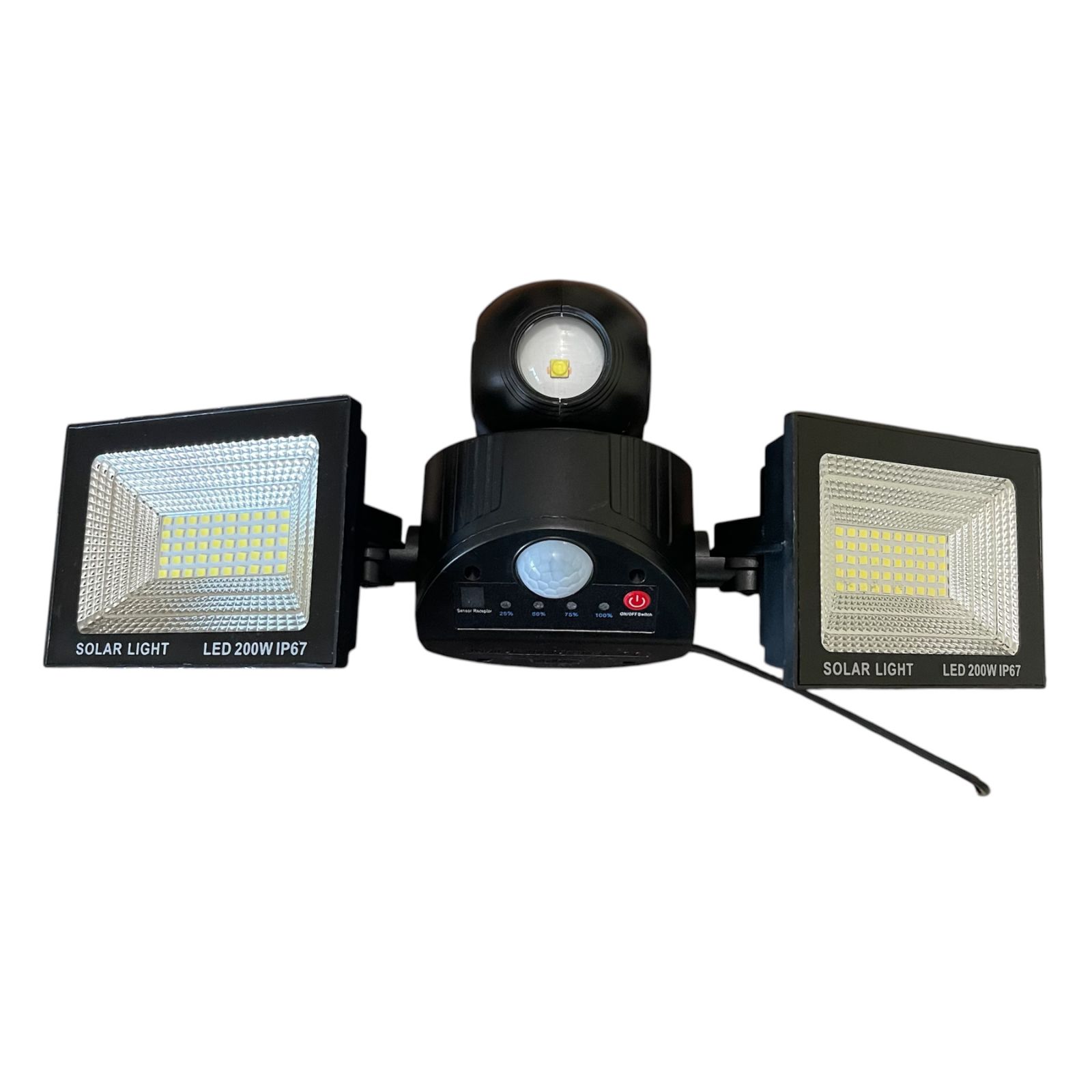 Соларна LED лампа XG-T50 | 200W, PIR сензор, 180°, IP67 ДОМ И ГРАДИНА Соларната лампа с две регулируеми LED тела и соларен панел, показана в двор.