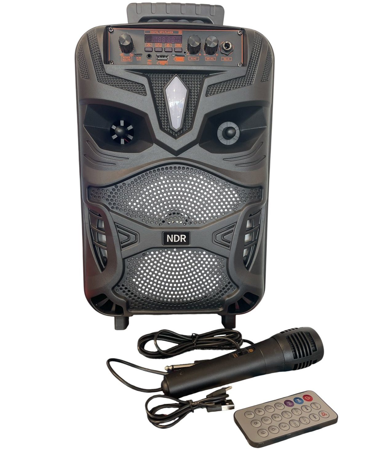 Караоке колона NDR-P55 | 20W, 8″ бас, TWS + 7 цвята ЕЛЕКТРОНИКА Едър план на колоната с дисплей, микрофон и дистанционно управление.