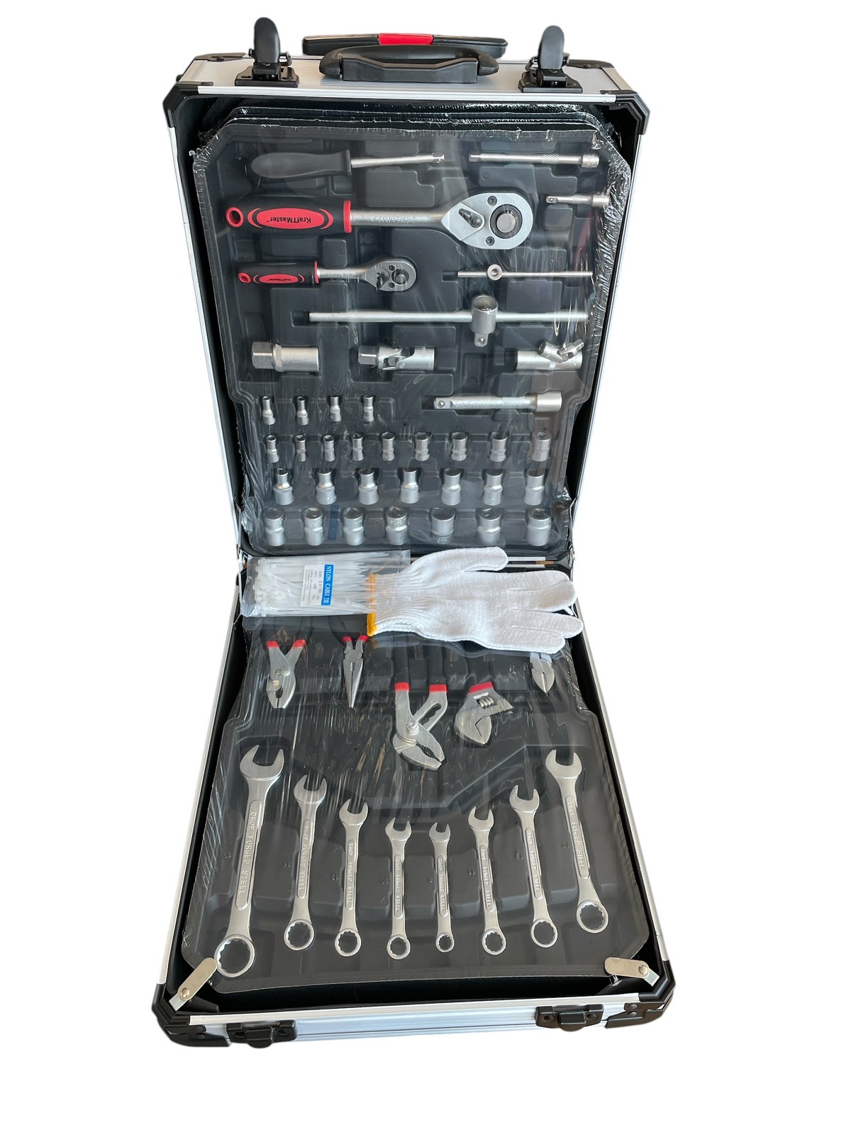 Куфар с инструменти KRAFTMASTER 1050ч | 4 отделения ГЕДОРЕТА Едър план на подредените инструменти в 4 отделения на куфара.